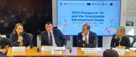 Minister finansów Magdalena Rzeczkowska z innymi uczestnikami spotkania Dialogue on Tax and SDGs – 2023 Edition