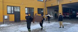  Strażacy wynoszą meble z JRG nr 2
