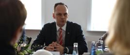 Wiceminister infrastruktury Rafał Weber podczas spotkania z prezesem Europejskiego Banku Odbudowy i Rozwoju Odile Renaud-Basso