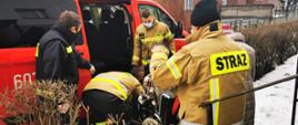 #SzczepimySię. Strażacy z Siemianowic Śląskich pomagają w transporcie osób do punktów szczepień.
