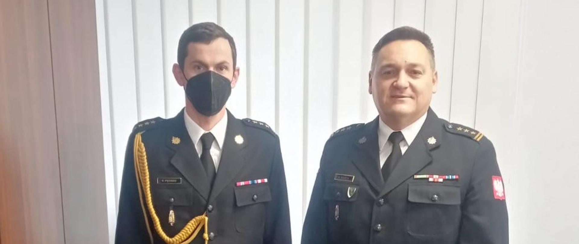 Opolski Komendant Wojewódzki PSP w Opolu st. bryg. Krzysztof Kędryk wręczył dokument powierzenia obowiązków zastępcy komendanta powiatowego PSP w Oleśnie st. kpt. Kamilowi Pęcherzowi. Wspólne zdjęcie.