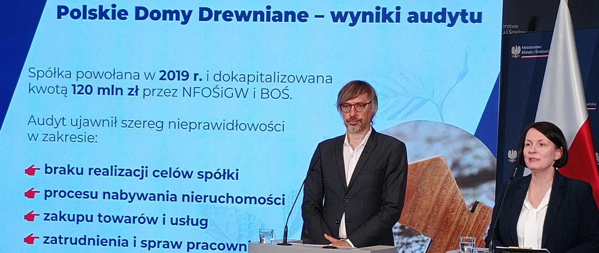 Polskie Domy Drewniane - wyniki audytu - zdjęcie z konferencji przedstawia Dorotę Zawadzką-Stępniak prezes NFOŚiGW oraz Krzysztofa Bolestę, ministra klimatu i środowiska