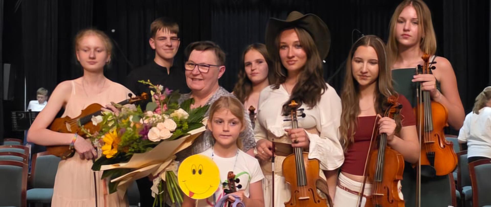 zespół skrzypków z nauczycielem