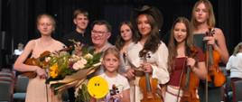 zespół skrzypków z nauczycielem
