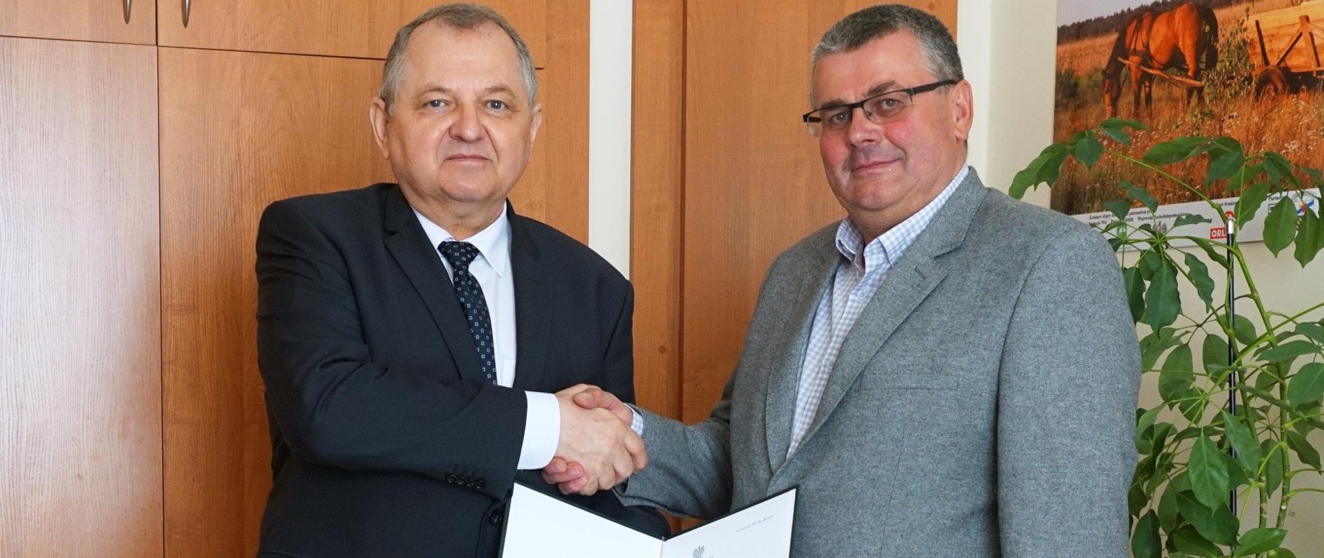 Podsekretarz stanu R. Zarudzki gratuluje zwycięzcy konkursu K Kowalskiemu