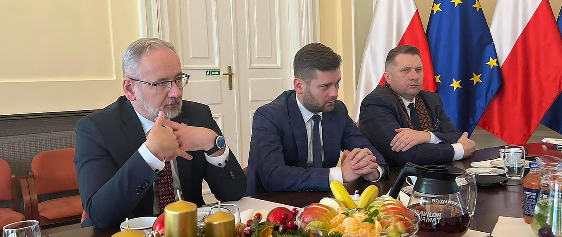 Ministrowie Bortniczuk, Czarnek i Niedzielski rozmawiali o rozwoju Programu Sportowe Talenty - przy stole siedzą ministrowie