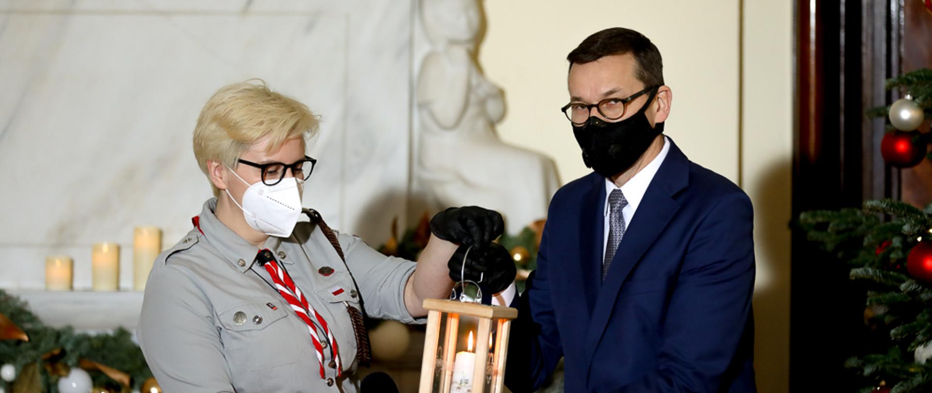 Premier odbiera Betlejemskie Światełko Pokoju.