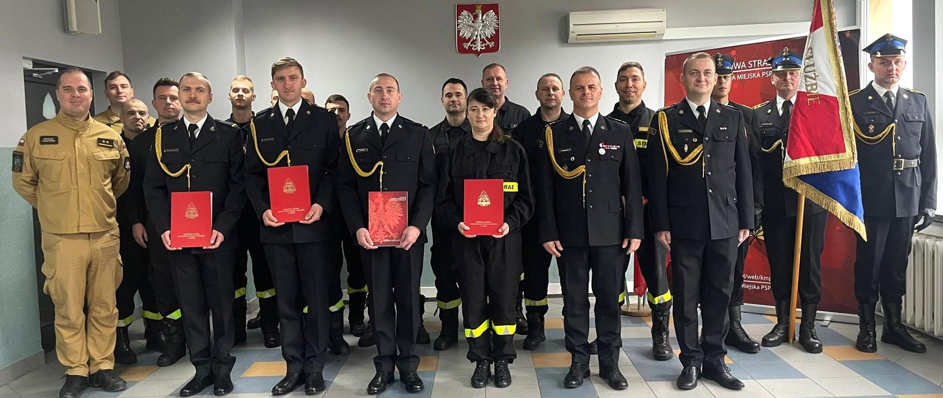 zdjęcie grupowe strażaków uczestniczących w zbiórce wraz z pocztem sztandarowym komendy