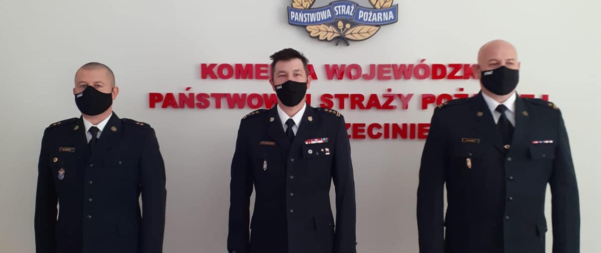 Zdjęcie przedstawia Komendantów Powiatowych PSP z Wałcza, oraz Zastępcę Zachodniopomorskiego Komendanta Wojewódzkiego PSP w Szczecinie.