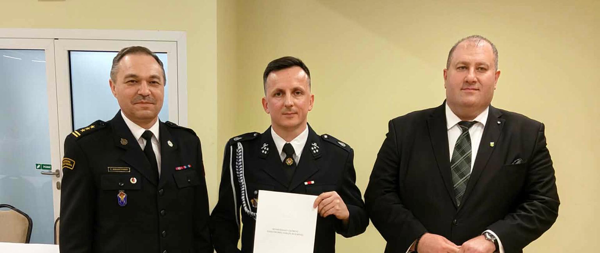 Na zdjęciu Komendant Miejskie PSP w Koninie oraz Wójt Wierzbinka i Prezes OSP.