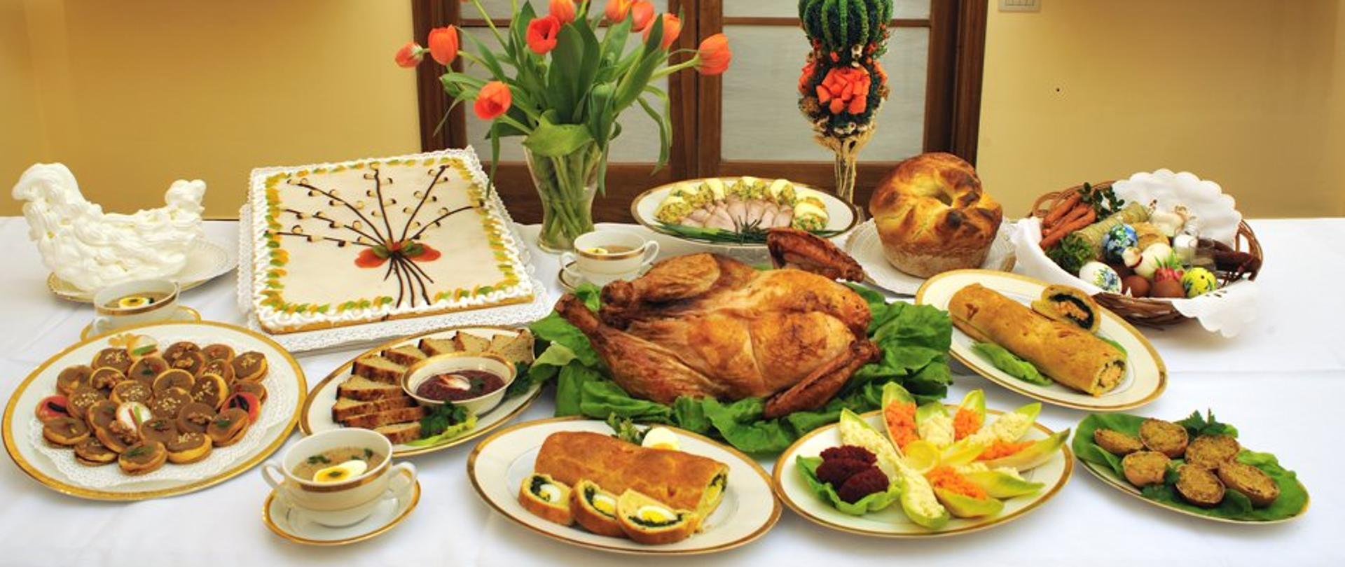 Tavola imbandita con i cibi tradizionali di Pasqua