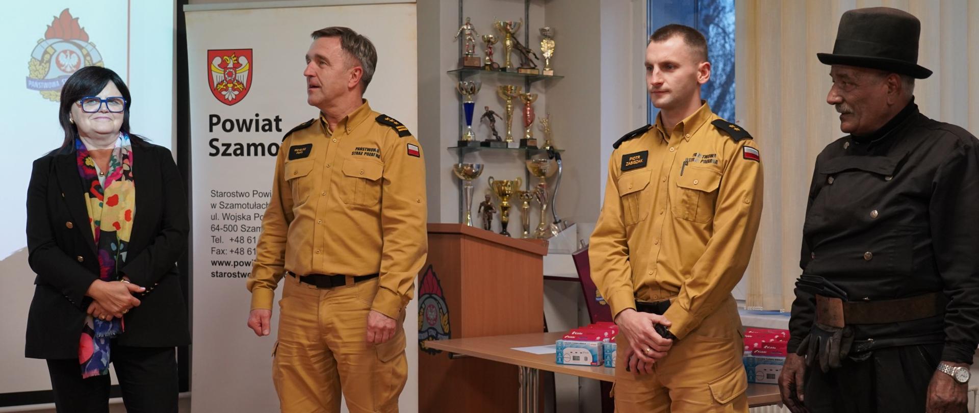 Pani Starosta, funkcjonariusze straży i kominiarz na sali