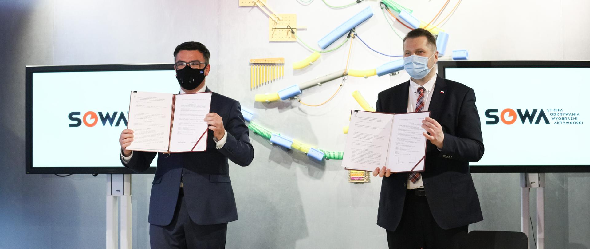 Zdjęcie z podpisania umowy przez Ministra Edukacji i Nauki Przemysława Czarnka z Centrum Nauki Kopernik, w ramach której powstaną Strefy Odkrywania, Wyobraźni i Aktywności.