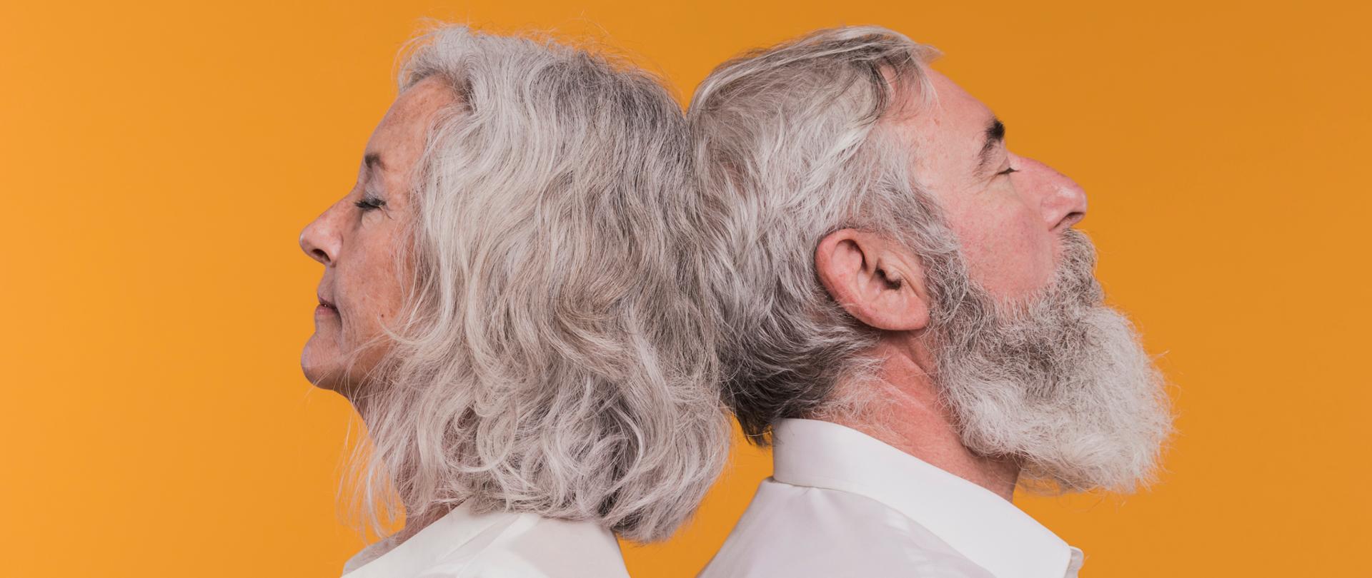 Dwoje ludzi w średnim wieku. Kobieta i mężczyzna oparci o siebie plecami