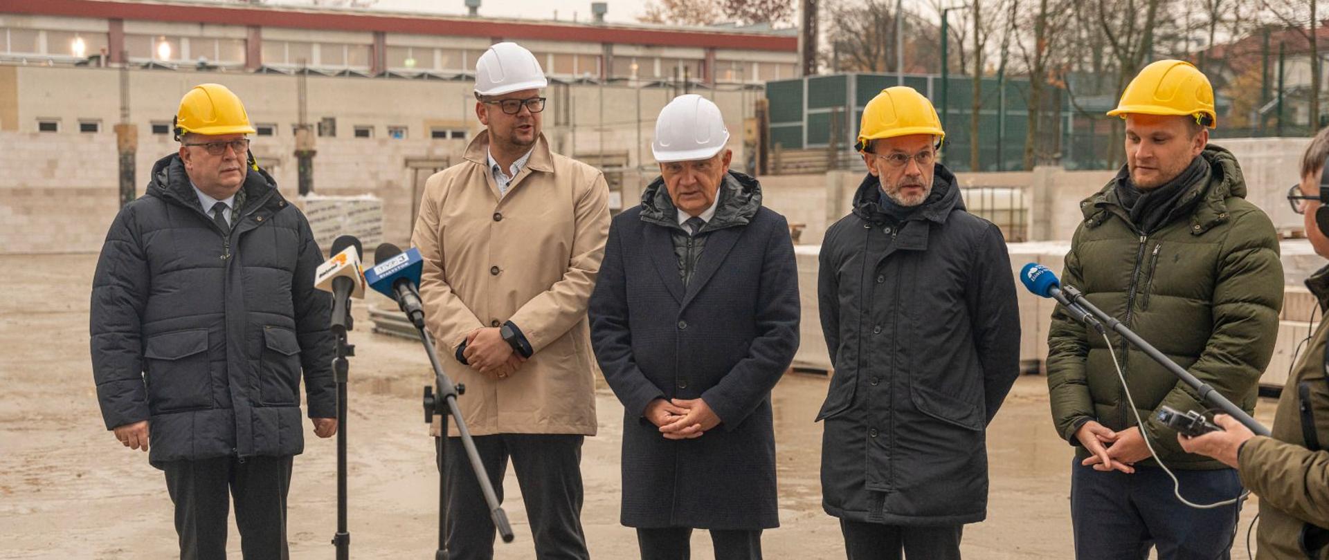 Konferencja na temat przyszkolnych hal sportowych budowanych w Białymstoku dzięki dofinansowaniu z programu "Olimpia"