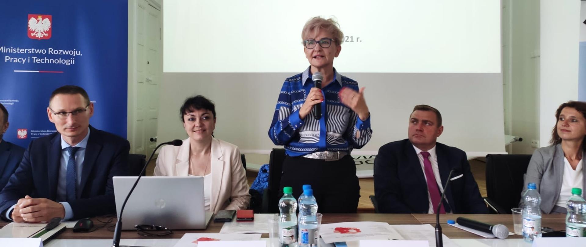 Wiceminister Iwona Michałek podczas spotkania z przedstawicielami powiatowych urzędów pracy z woj. kujawsko-pomorskiego - mówi o projekcie ustawy o wspieraniu zatrudnienia oraz ustawy o zatrudnieniu cudzoziemców. 