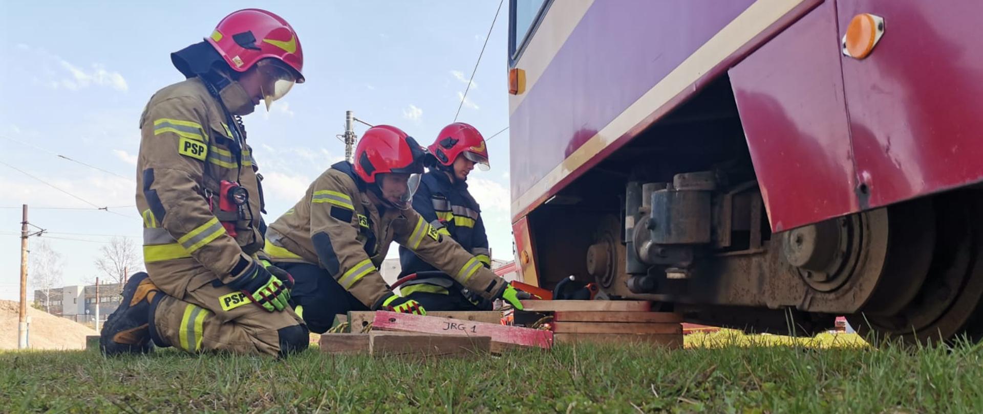 Podnoszenie i stabilizacja tramwaju przy użyciu narzędzi hydraulicznych