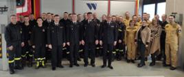 Wspólne zdjęcie pracowników i funkcjonariuszy komendy z nowym dowódcą zmiany I w JRG Wodzisław Śląski