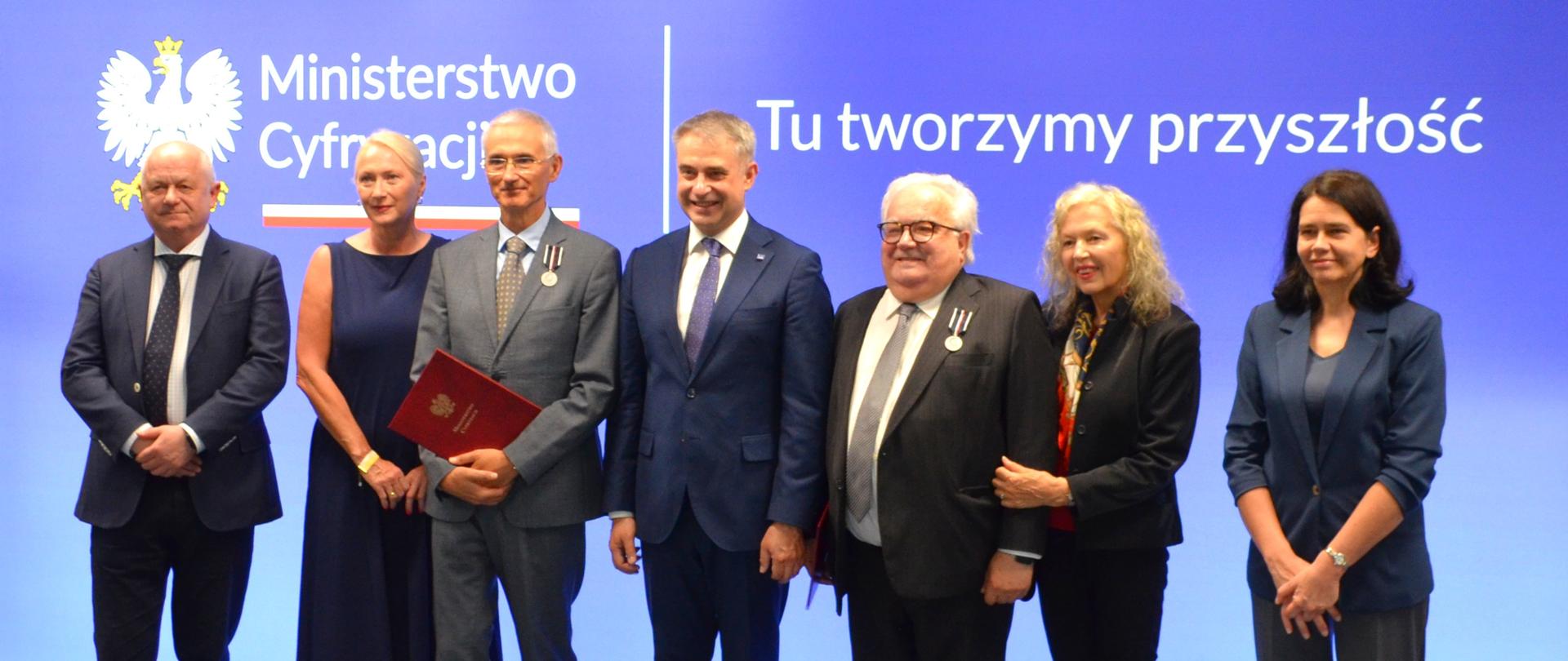Presentation of the Badge of Honor for Merits in Electronic Communications to Włodzimierz Lewandowski and Tomasz Widomski at the Ministry of Digital Affairs.