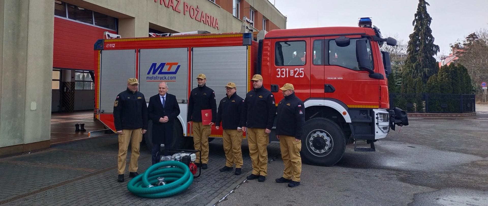 Na zdjęciu przekazanie przez Wojewodę Pomorskiego motopompy do wody zanieczyszczonej