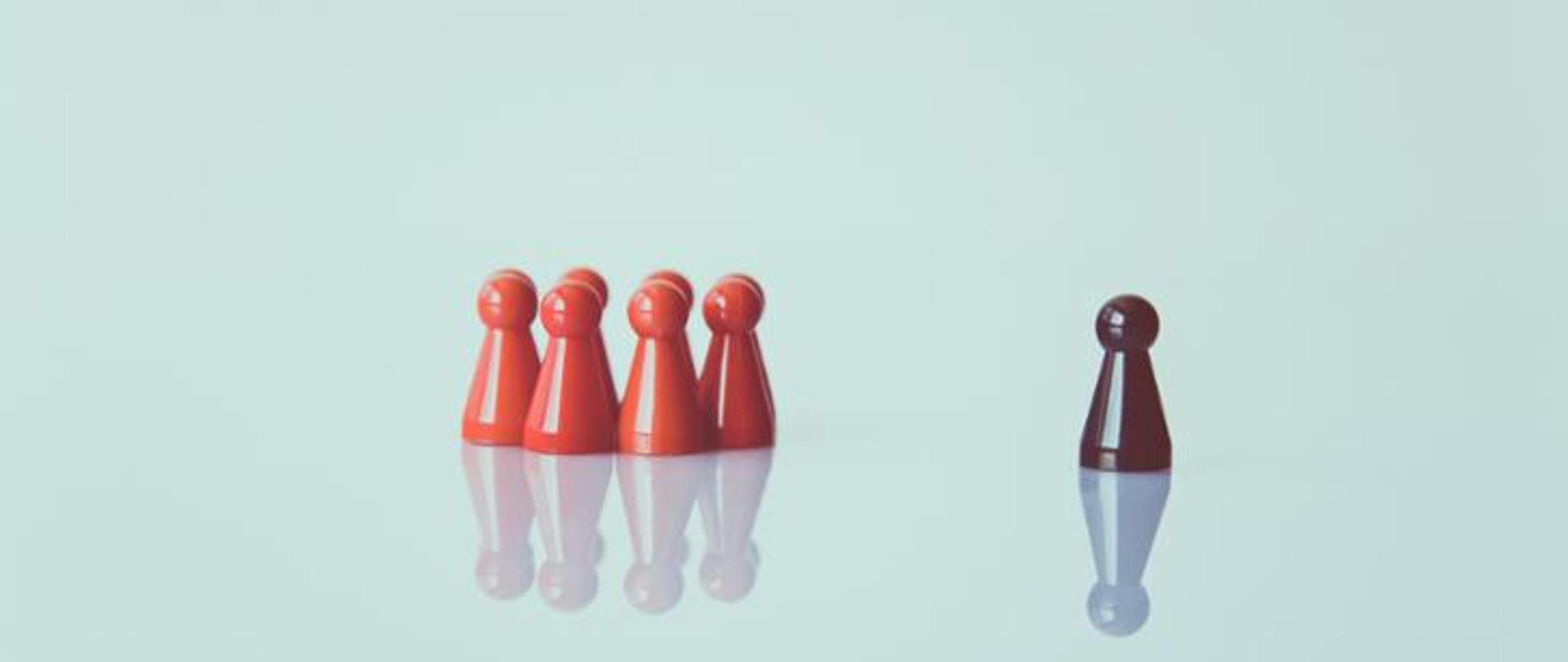 Czerwone i brązowy pionek do gry