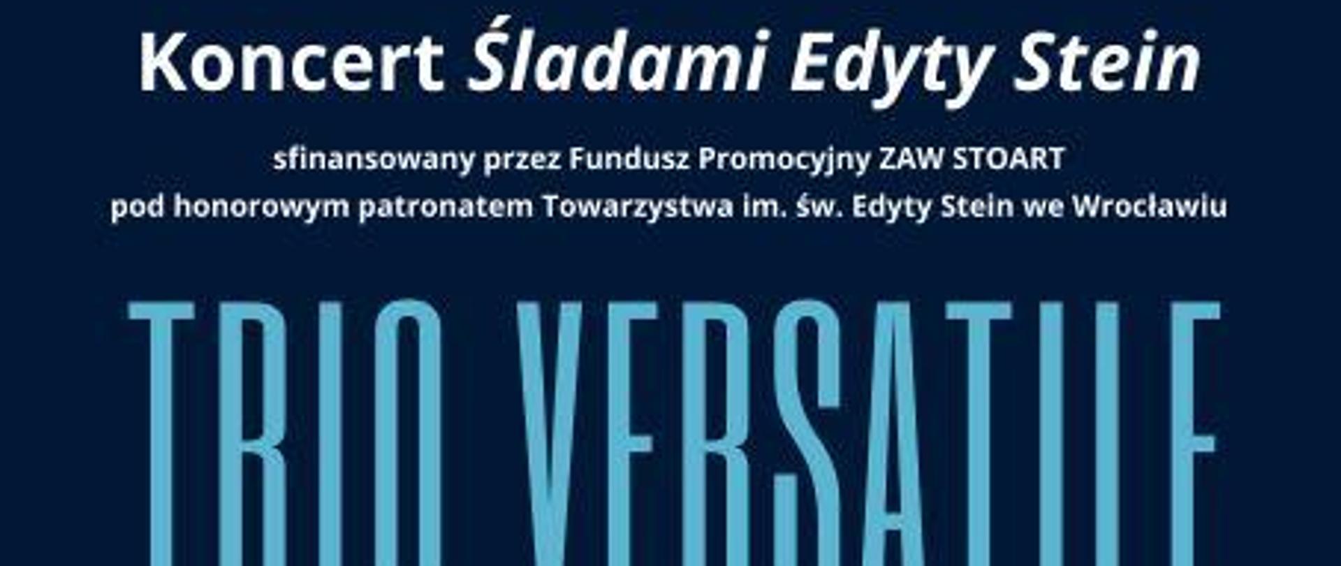 Plakat z zaproszeniem na Koncert "Trio Versatile" 27 maja 2024 r. o godzinie 18.00 do sali koncertowej Państwowej Szkoły Muzycznej przedstawiający postać muzyków - wykonawców na niebieskim tle.