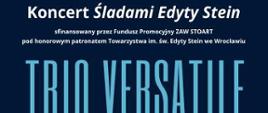 Plakat z zaproszeniem na Koncert "Trio Versatile" 27 maja 2024 r. o godzinie 18.00 do sali koncertowej Państwowej Szkoły Muzycznej przedstawiający postać muzyków - wykonawców na niebieskim tle.