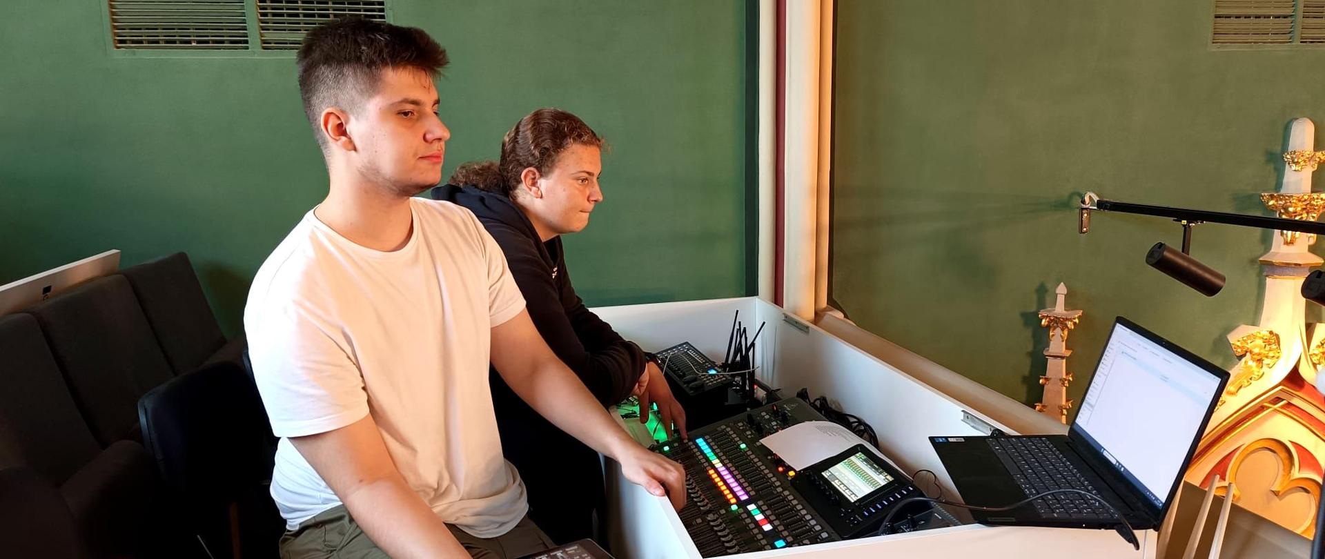 Uczniowie przy sprzęcie pozyskanym w ramach programu "Laboratoria Przyszłości.