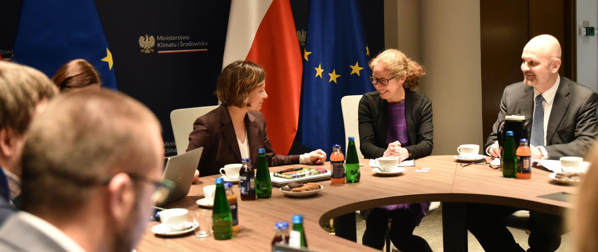 Uczestnicy spotkania rozmawiają przy okrągłym stole.