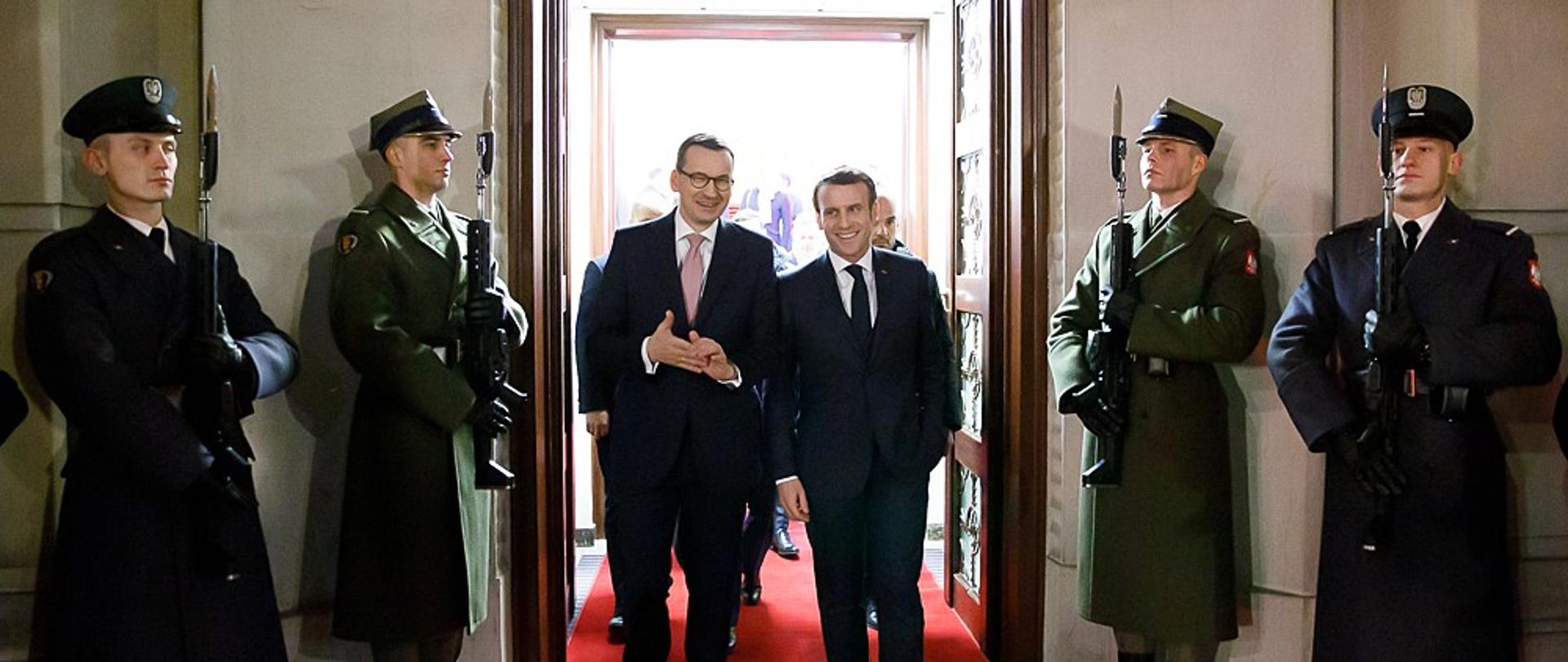 Premier Mateusz Morawiecki i prezydent Francji.