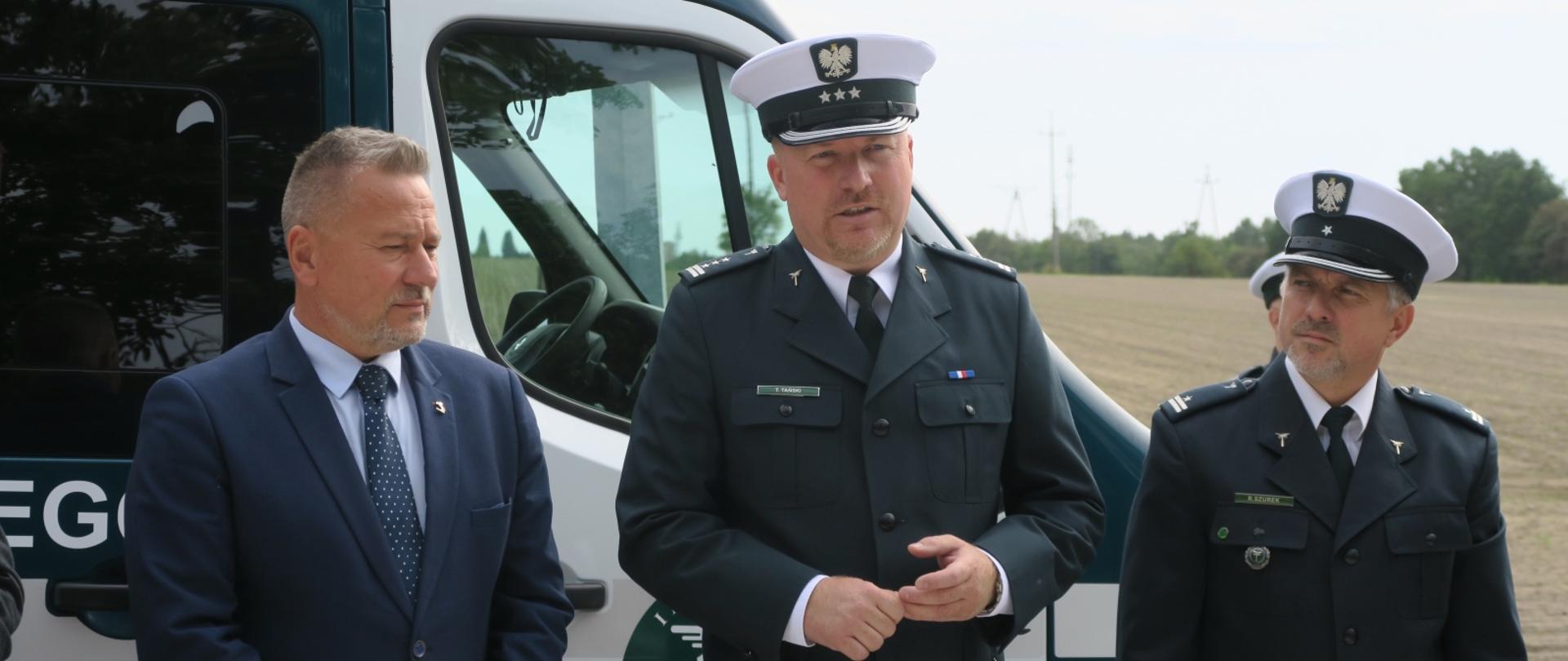 Wojewódzki Inspektor Transportu Drogowego w Poznaniu wraz z gośćmi na otwarciu nowego punktu ważenia pojazdów w Koninie.