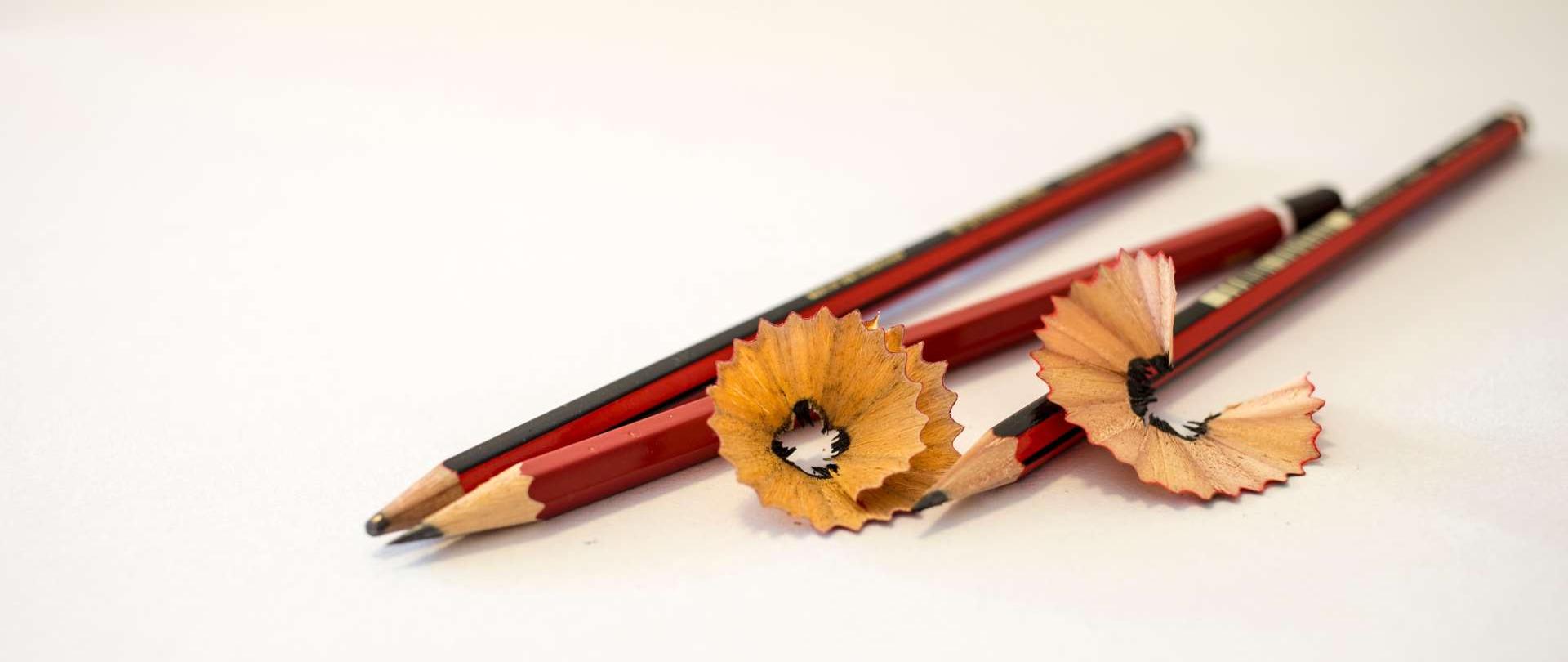 Czerwone ołówki na białym blacie