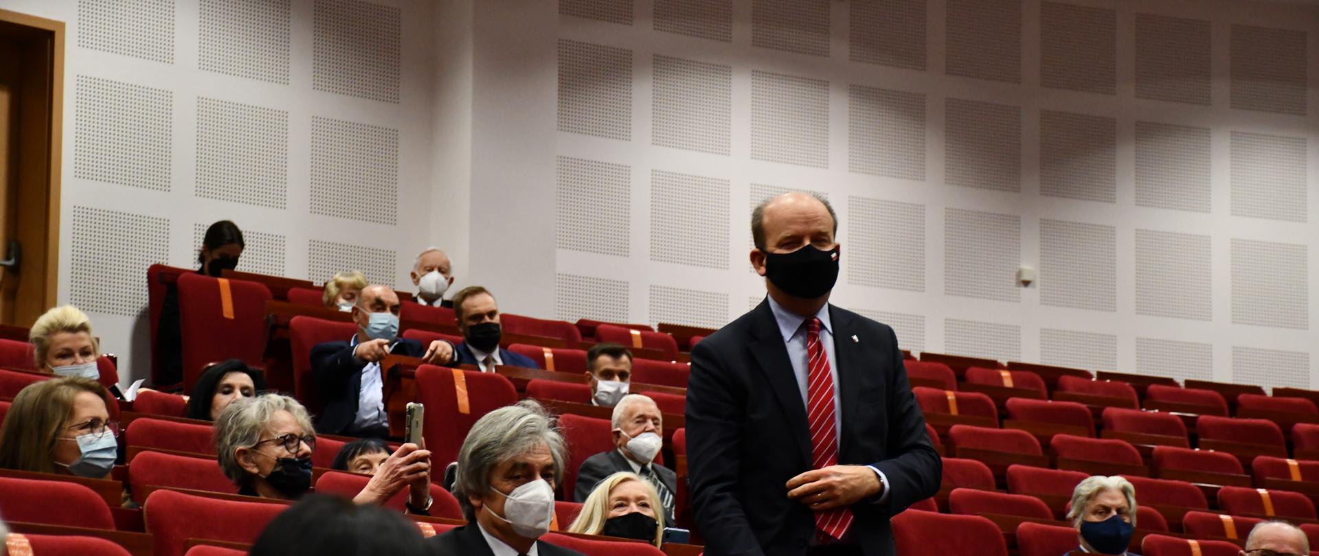 Jubileusz 200-lecia nieprzerwanej działalności Towarzystwa Lekarskiego Warszawskiego. Wojewoda Mazowiecki Konstanty Radziwiłł witany przez uczestników uroczystości.