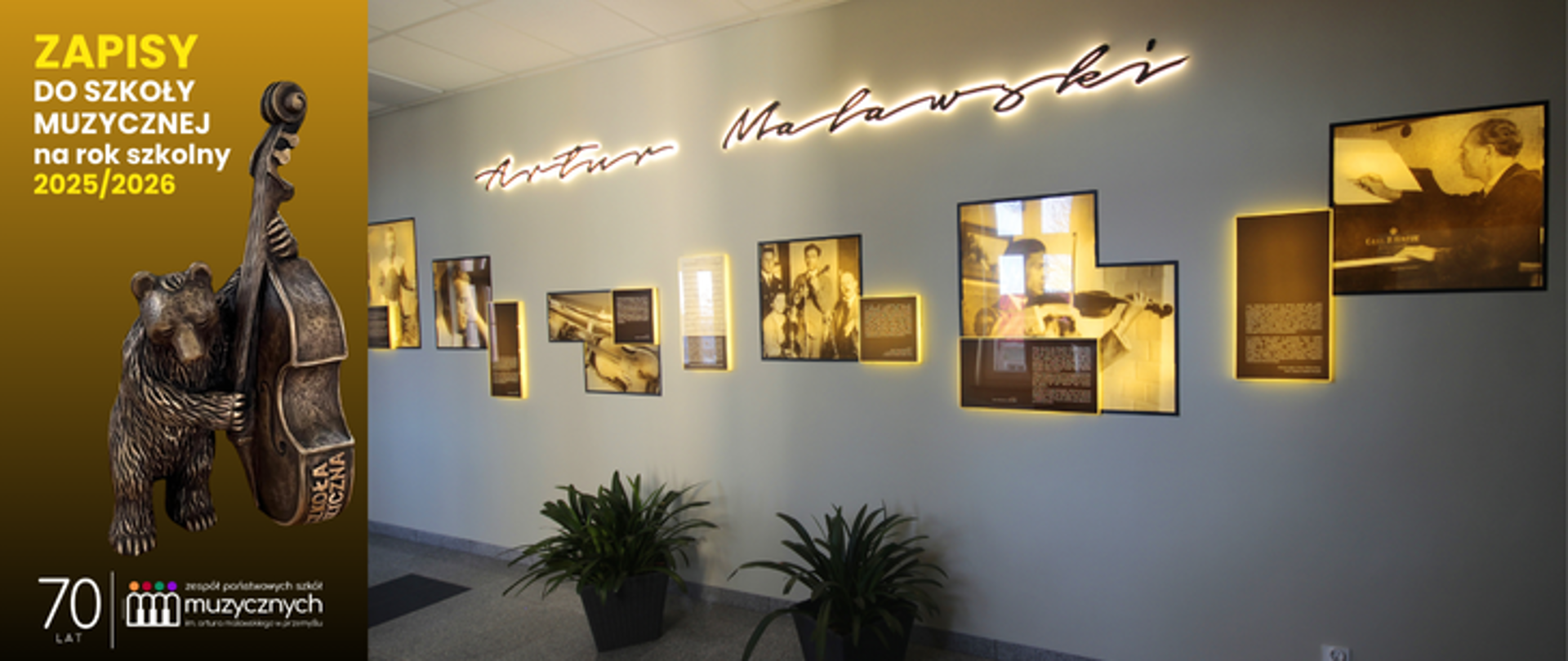 Na plakacie widnieje informacja o zapisach do szkoły muzycznej na rok szkolny 2025/2026. Po lewej stronie znajduje się pionowy pasek w kolorze złoto-żółtym, na którym umieszczono tekst „ZAPISY DO SZKOŁY MUZYCZNEJ na rok szkolny 2025/2026” w białej i żółtej czcionce. Poniżej widnieje logo szkoły, oraz symboliczne oznaczenie 70-lecia działalności. W dolnej części tego segmentu znajduje się rzeźba niedźwiedzia grającego na kontrabasie.
Na głównej części plakatu przedstawiono zdjęcie wystawy w szkole muzycznej poświęconej Arturowi Malawskiemu. Na ścianie znajduje się podświetlony napis z jego imieniem i nazwiskiem oraz galeria zdjęć i tekstów informacyjnych w eleganckiej oprawie z podświetleniem. Tło plakatu jest jasne i nowoczesne, a całość utrzymana jest w ciepłej, złoto-żółtej kolorystyce, co nadaje mu elegancki i prestiżowy charakter.

