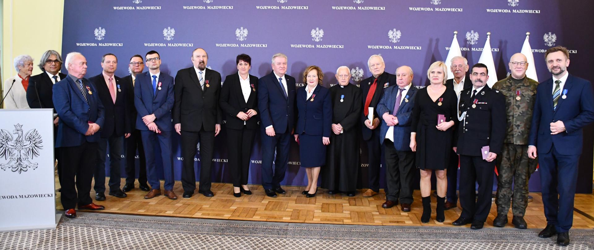 Na zdjęciu widać kobiety i mężczyzn