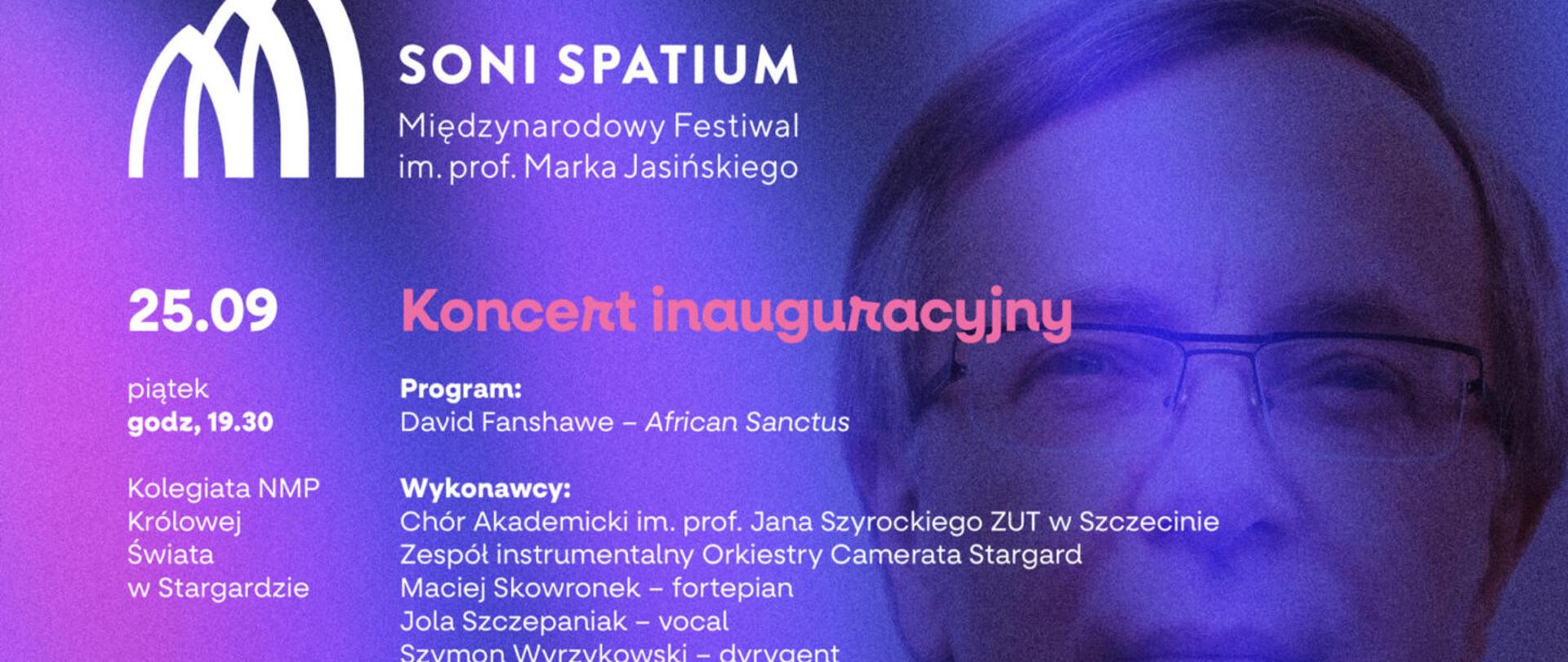 Plakat informacyjny Międzynarodowego Festiwalu SONI SPATIUM im. prof. Marka Jasińskiego w dniach 25-27 września 2026. Tło plakatu jest niebieskie z odcieniem fioletu i różu, a po jego prawej stronie znajduje się zdjęcie twarzy prof. Marka Jasińskiego W górnej części umieszczone jest białe logo festiwalu, a poniżej harmonogram i program koncertów.