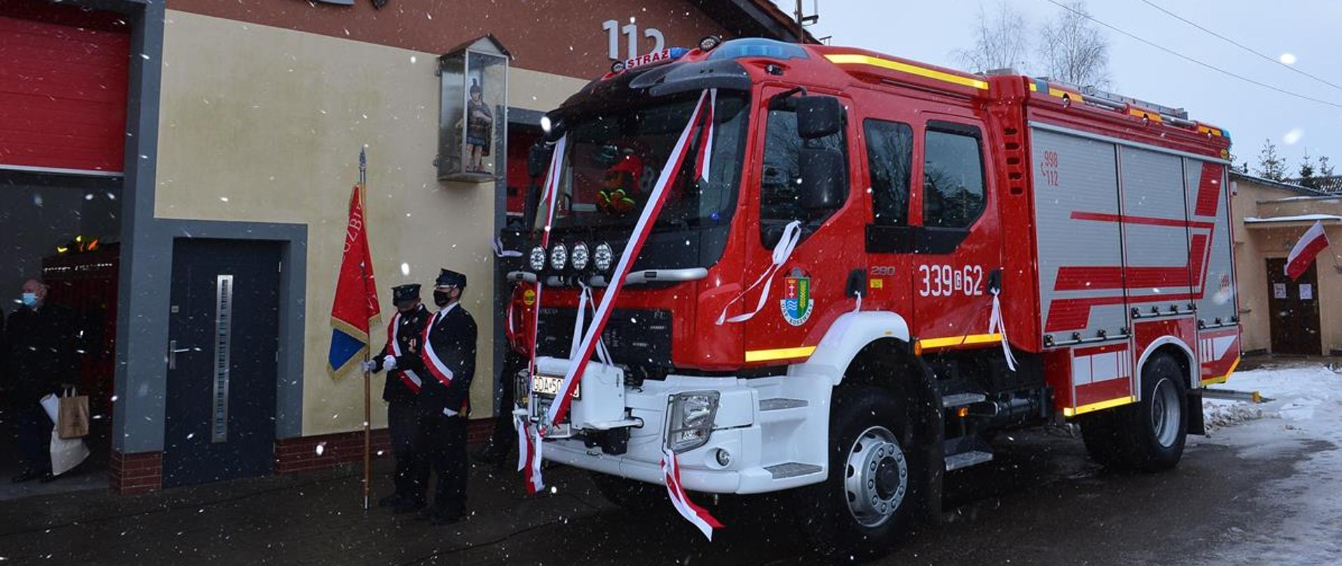 Zdjęcie przedstawia nowy samochód gaśniczy dla OSP.