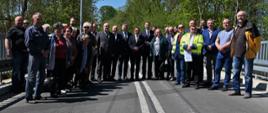 Wspólne zdjęcie z mieszkańcami na moście 