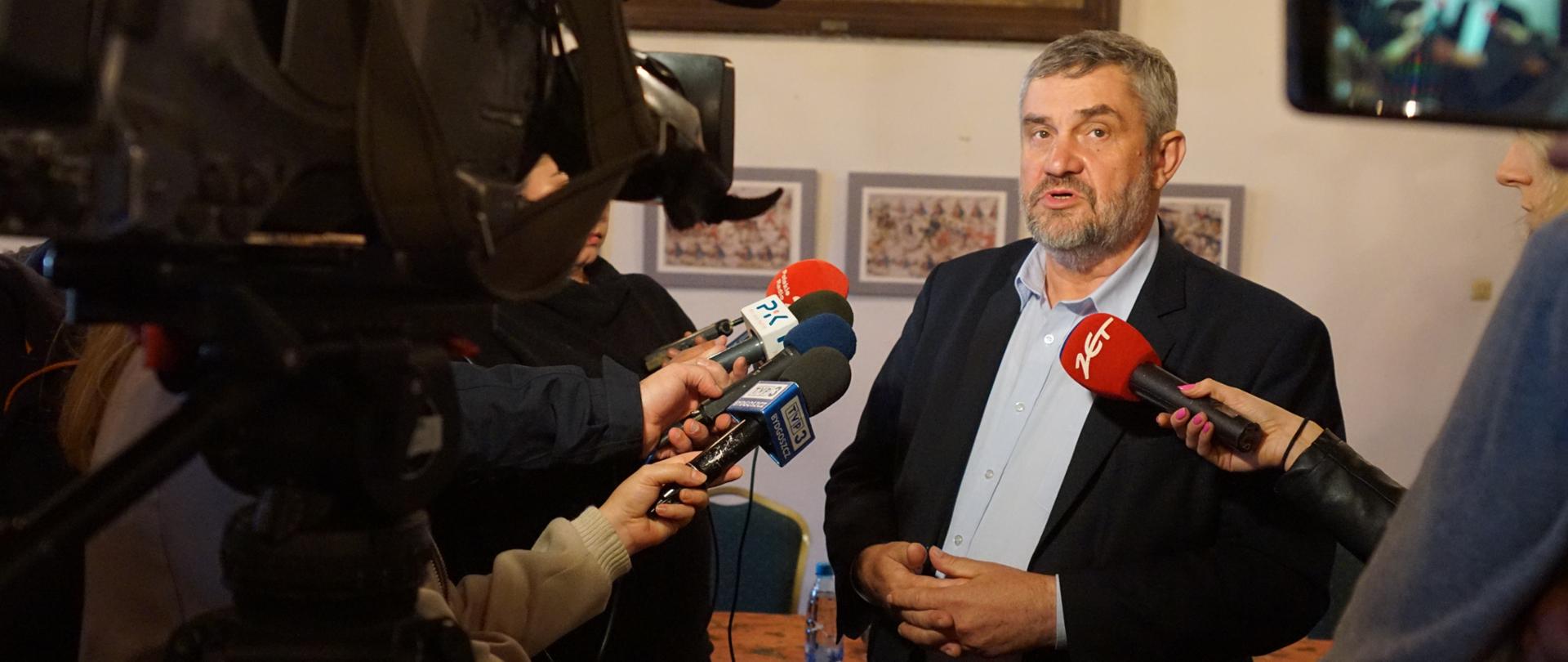 Mnister Ardanowski podczas rozmowy z dziennikarzami