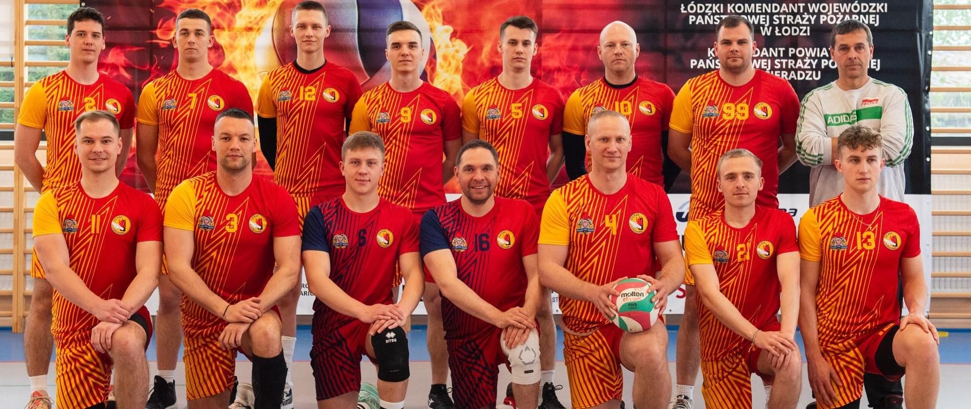 Drużynowe zdjęcie męskiej reprezentacji Centralnej Szkoły PSP w siatkówce