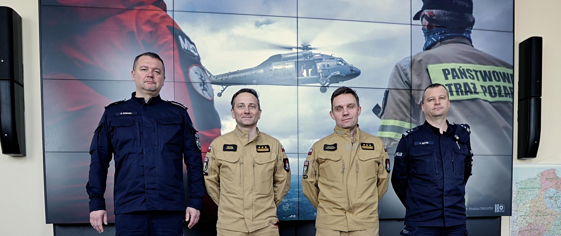 Na zdjęciu znajduje się dwóch policjantów z kierownictwa Głównego Sztabu Policji i dwóch dyrektorów Biura Planowania Operacyjnego KG PSP