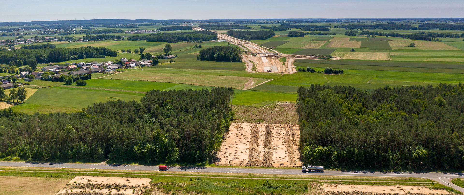 Teren budowy przyszłej S61 Łomża Zachód - Kolno, w tle widać odcinek koniec wcześniejszego odcinka