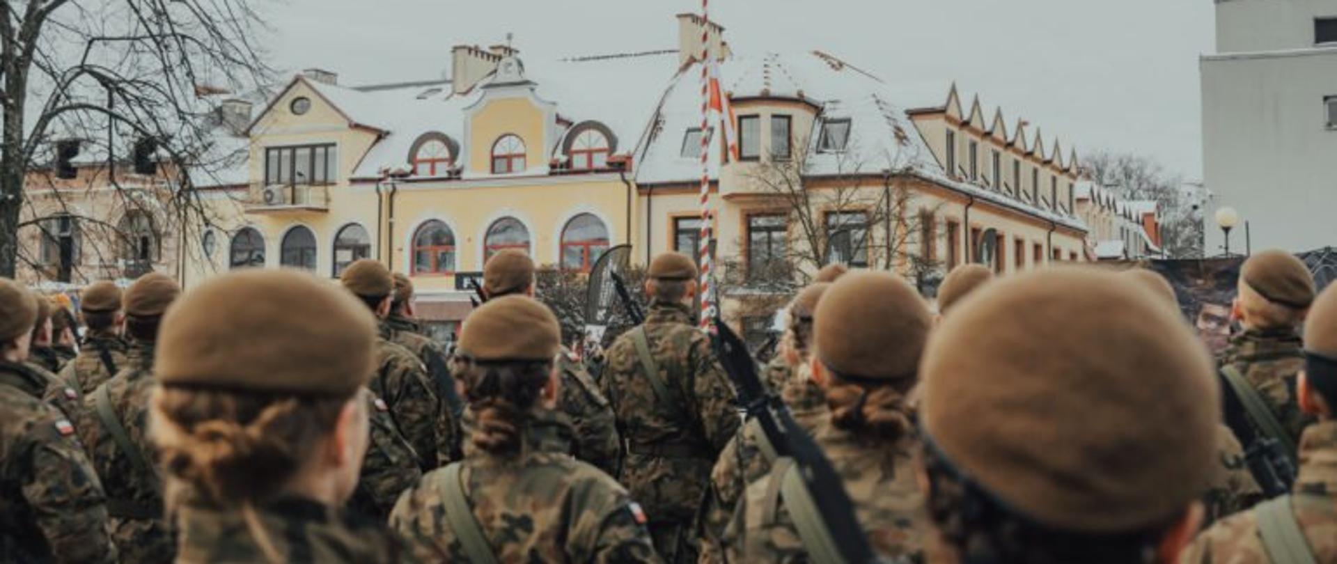 Żołnierze Wojsk Obrony Terytorialnej podczas przysięgi w Stalowej Woli