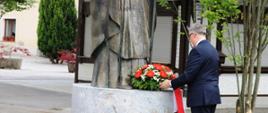 Ambassador Krzysztof Olendzki putting flowers at the monument of JP2 in Brezje