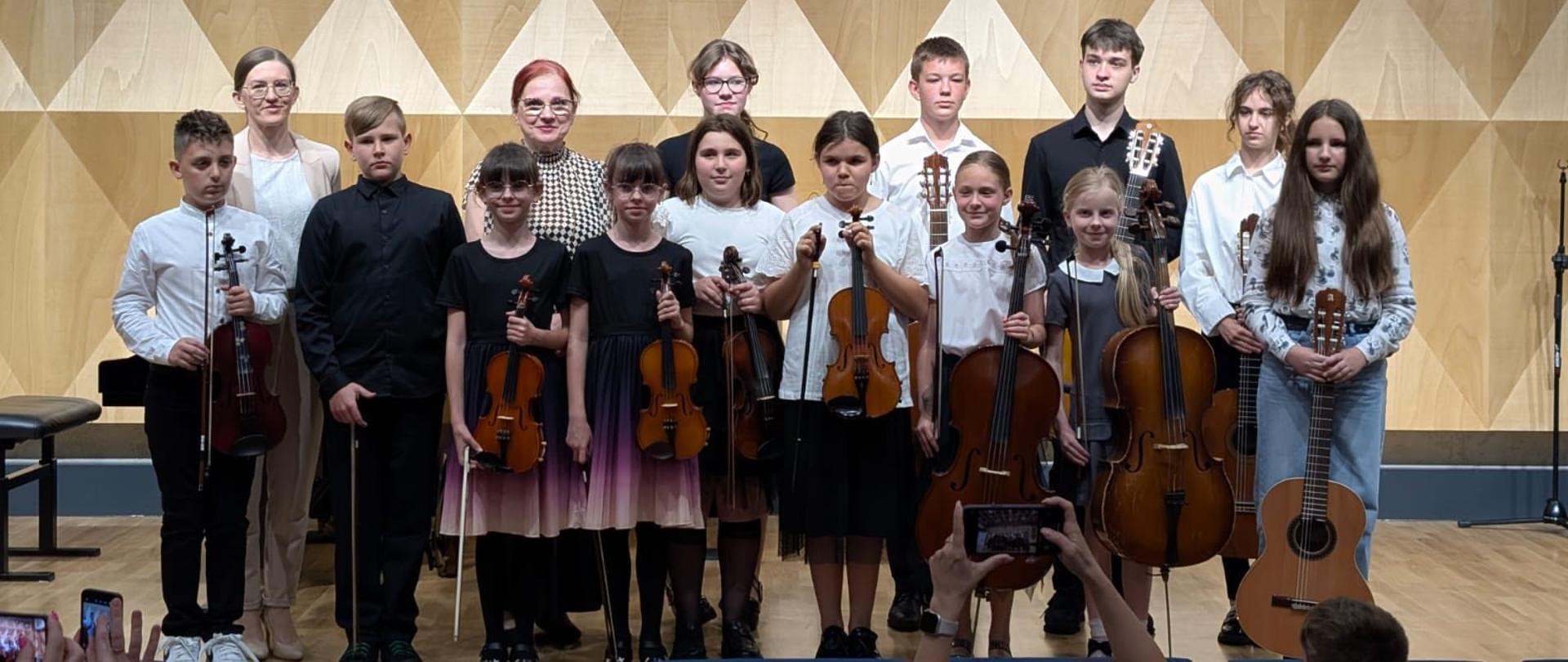 Grupa uczniów na scenie PSM