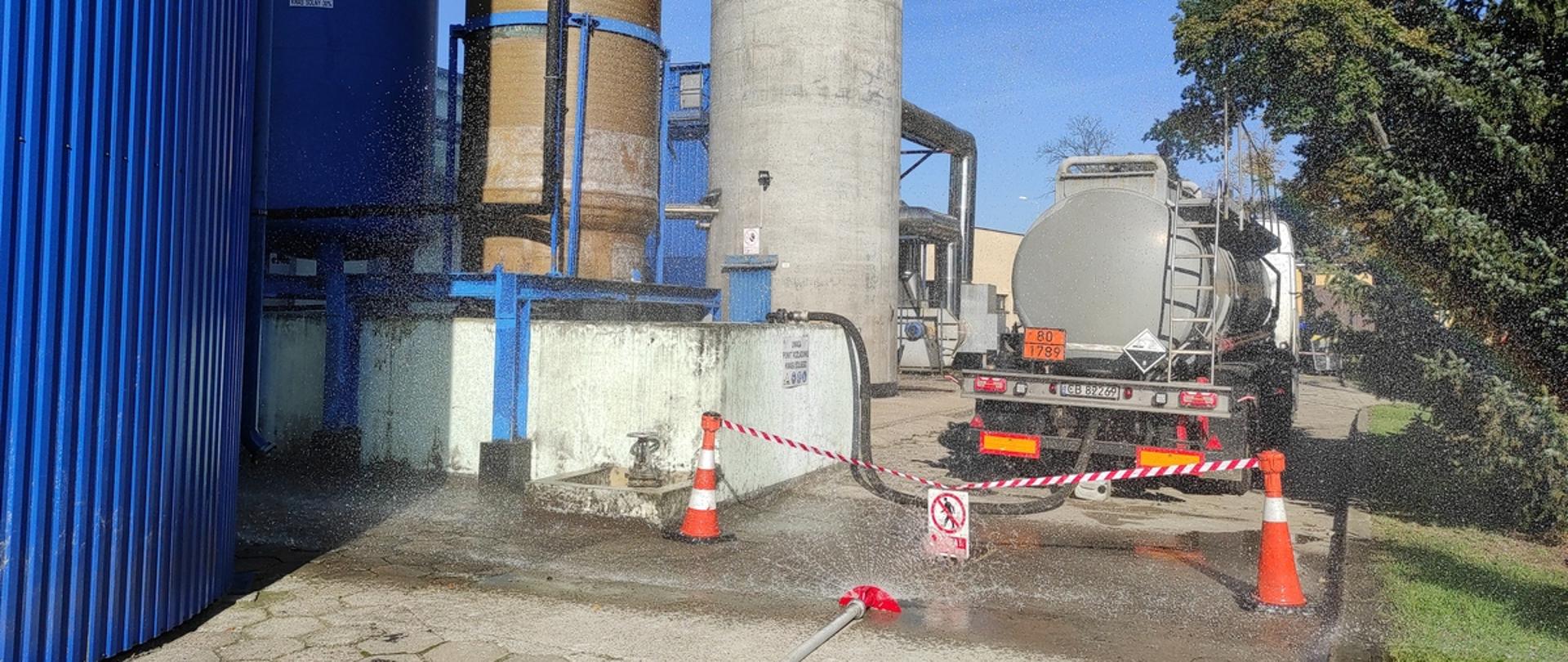 cysterna z substancja niebezpieczna stoi na zakładzie produkcyjnym.