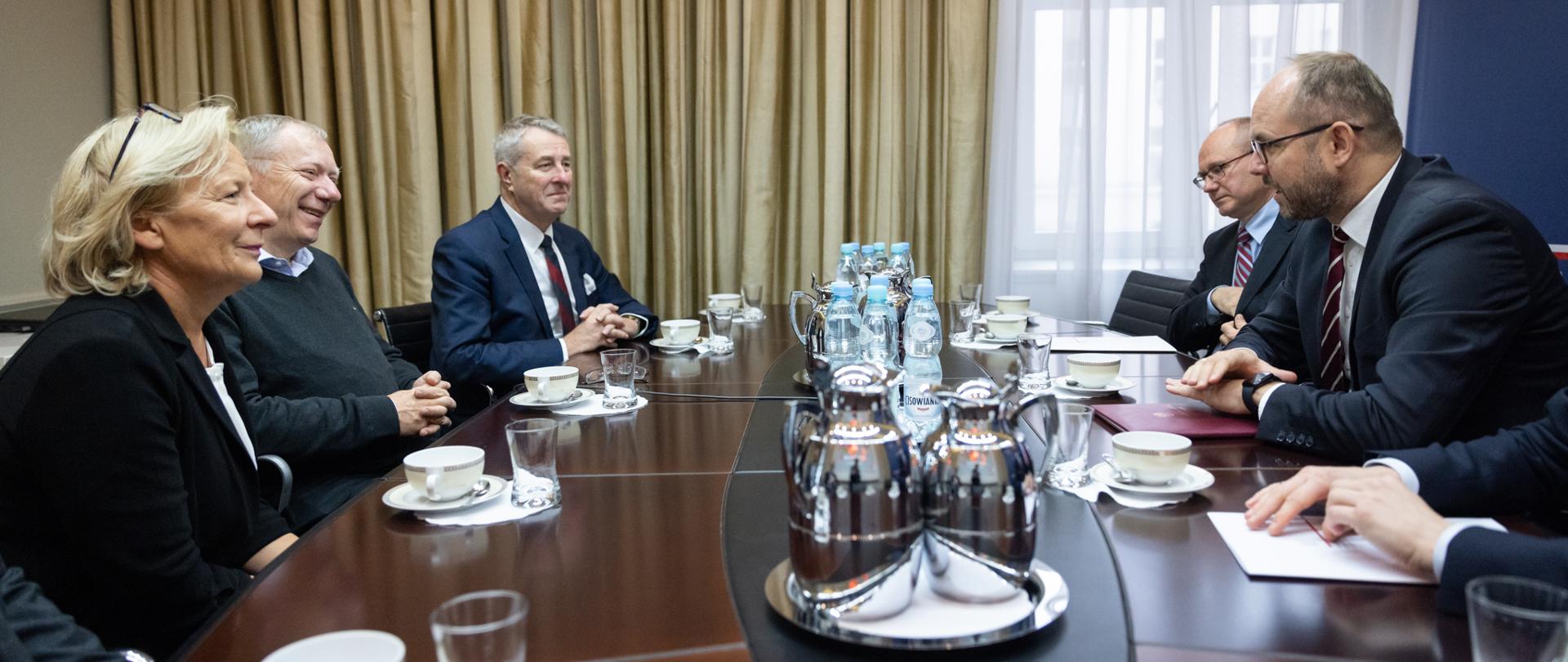 Minister Marcin przydacz podczas spotkania z członkami Międzynarodowej Komisji do Ustalania Faktów 