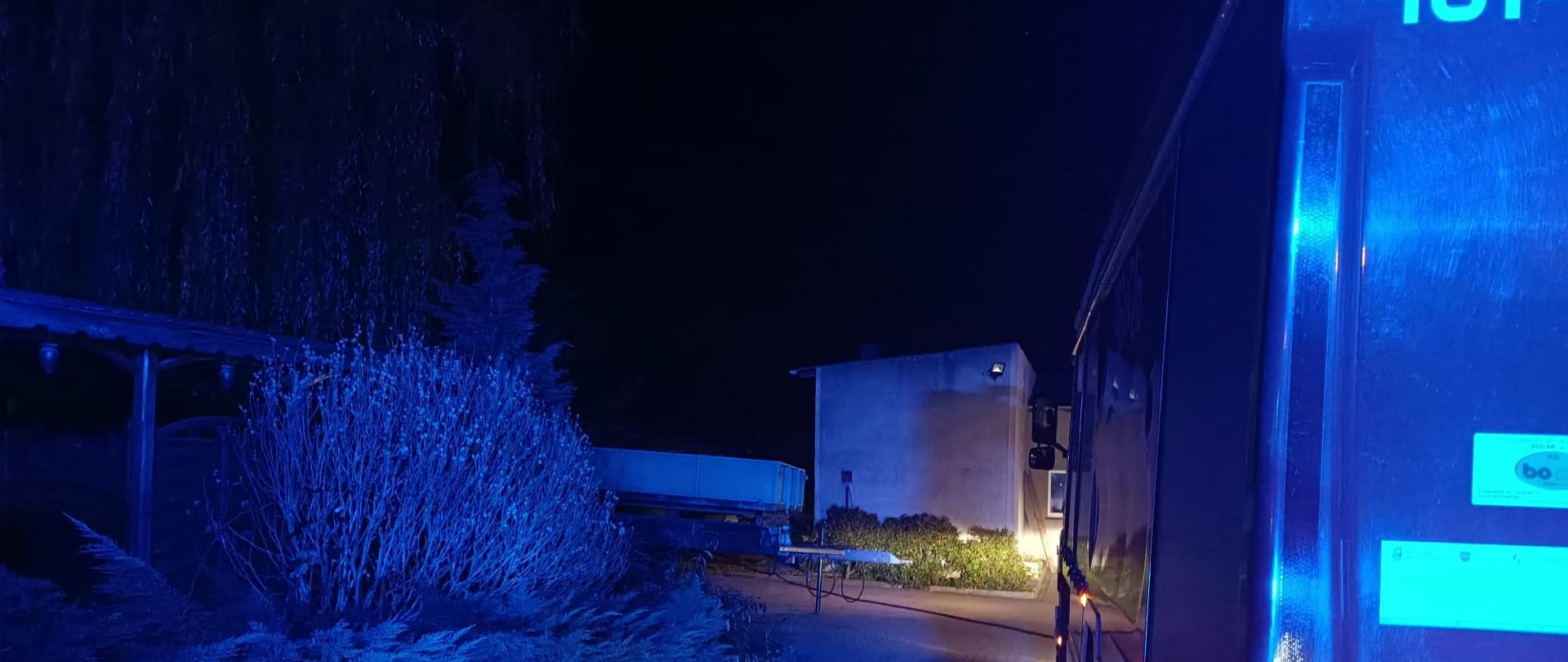 Widoczne miejsce zdarzenia oraz pojazd pożarniczy.