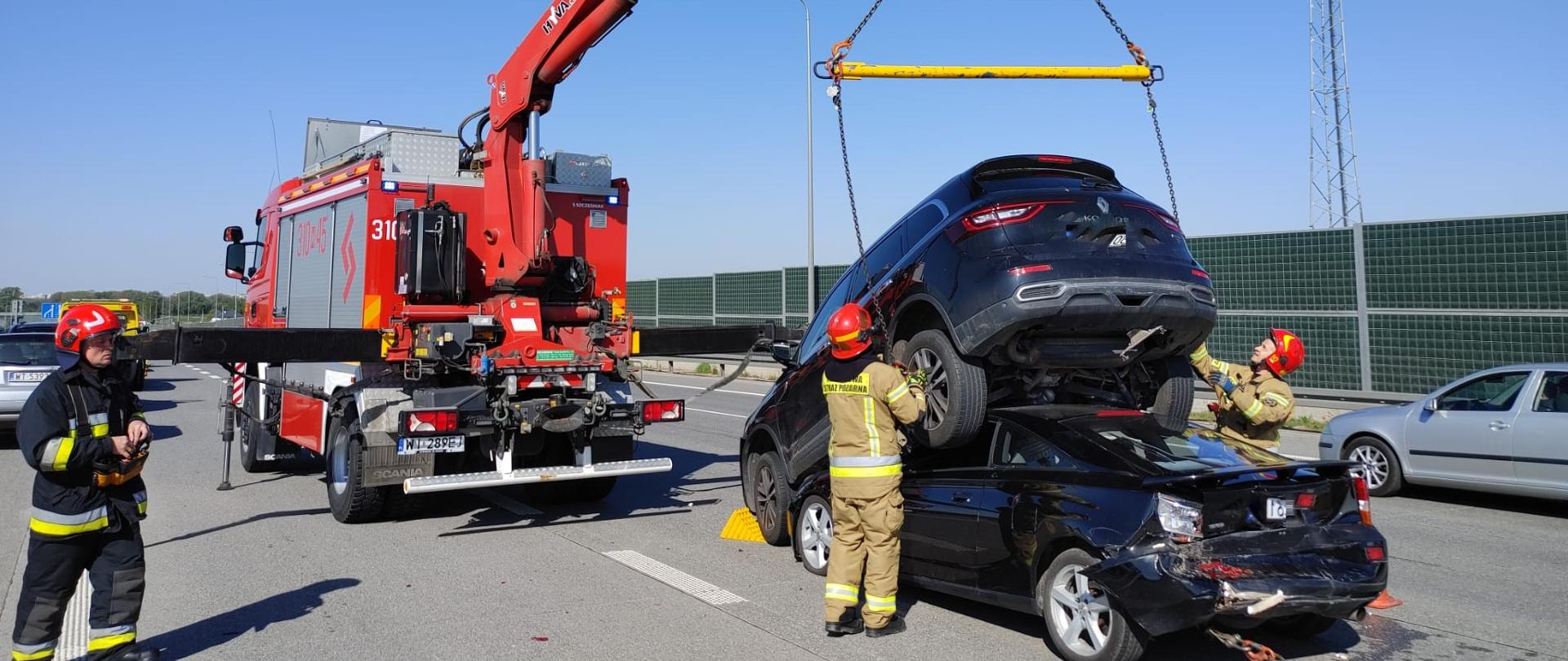Na zdjęciu widoczne są pojazdy biorące udział w kolizji