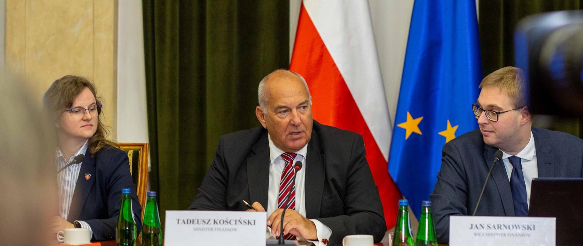 Stół prezydialny, przy którym siedzą: minister finansów Tadeusz Kościński, wiceminister finansów, z-ca Szefa Krajowej Administracji Skarbowej Anna Chałupa, wiceminister finansów Jan Sarnowski
